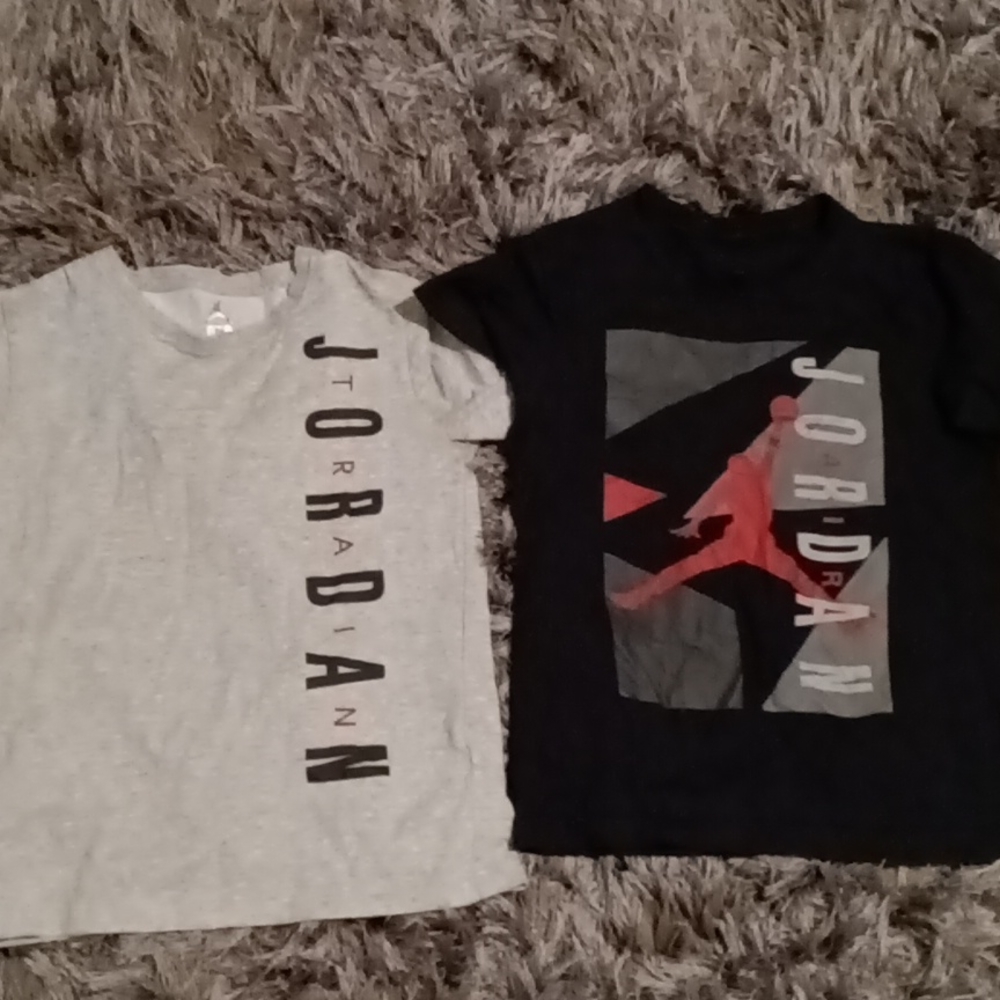 Boys Jordan shirt size medium